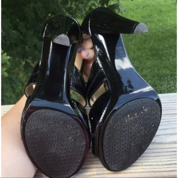 Michael Kors Sz 10 Black Patent Leather T Strap Heels Sandals Gold Zip Front - Picture 12 of 13